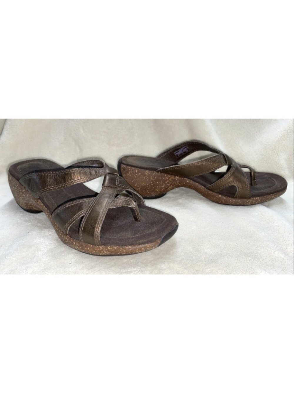 Merrell Sundial Cross Antique Brass Sandals Thongs Bronze Color Leather Sz 6 #ye